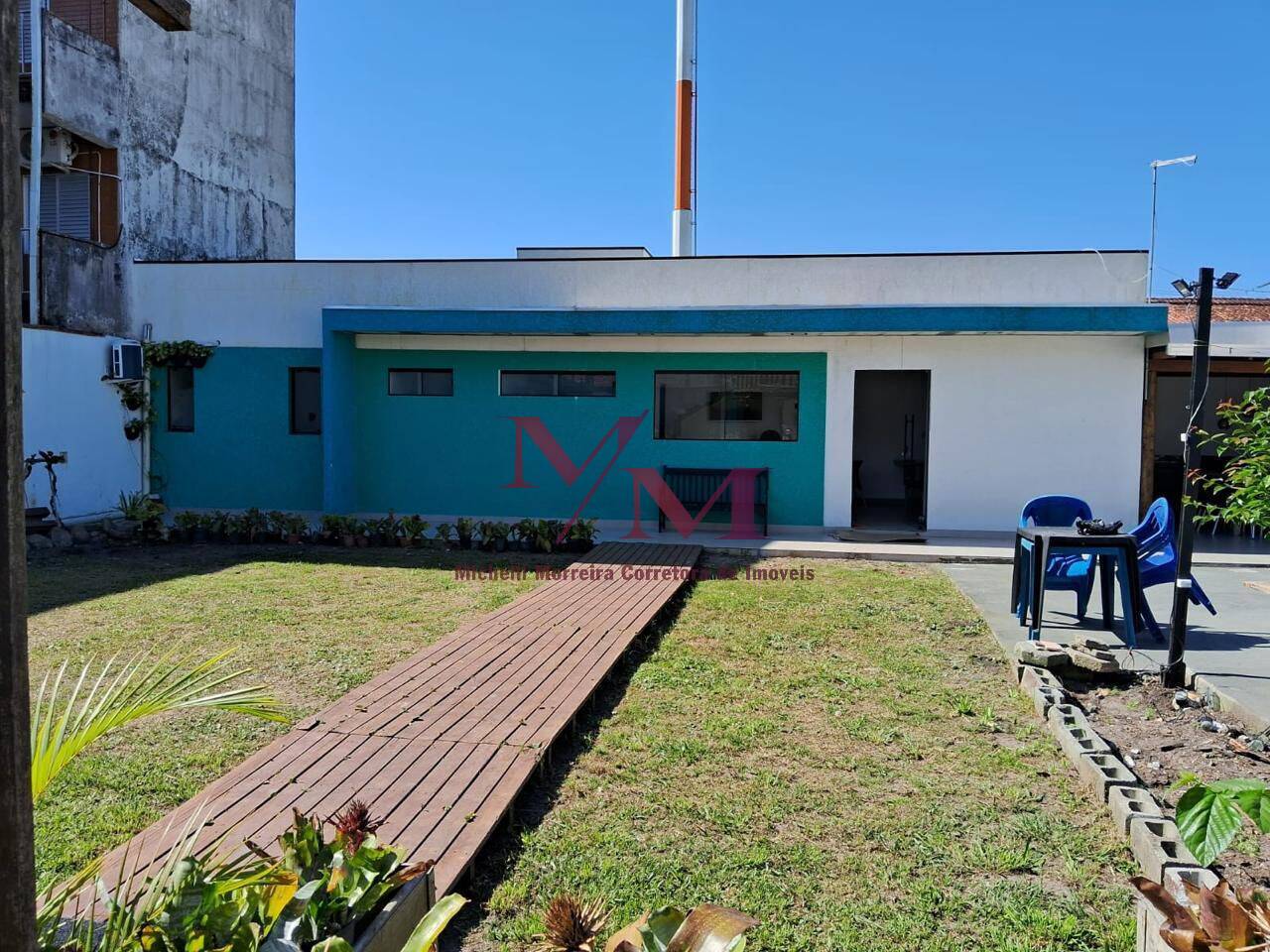 Imóvel comercial e residencial no Centro de Praia de Leste