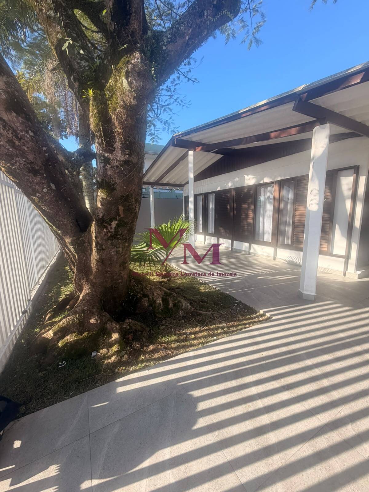 Casa alto padrão mobiliada em Praia de Leste